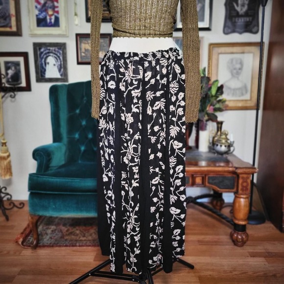 Vintage 90s SILVER STREAM Black & White Floral Skirt - Picture 5 of 8
